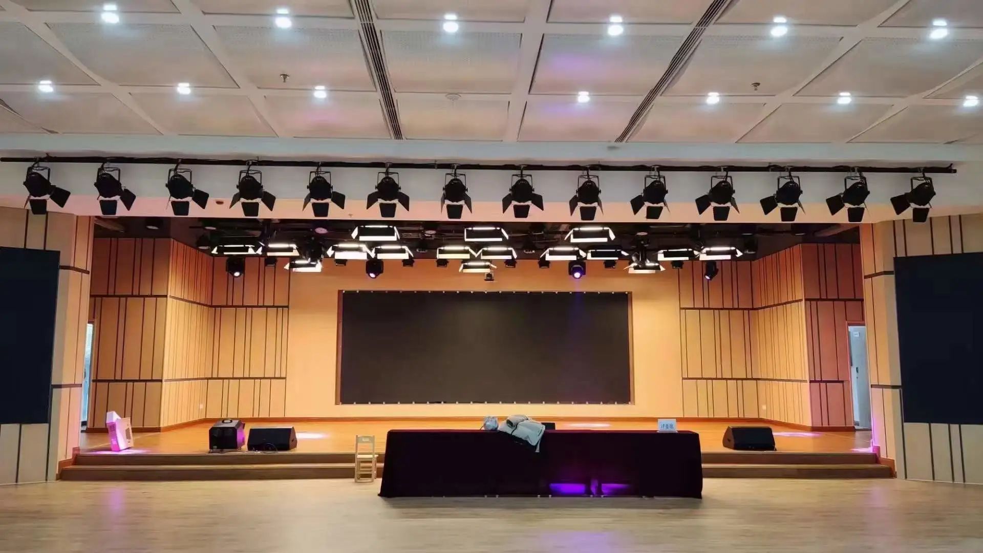 航天廣電專業燈光音響擴聲系統工程產品服務于某學校禮堂！